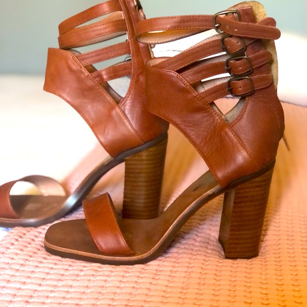 Women sandals brand new color taupe 61/2